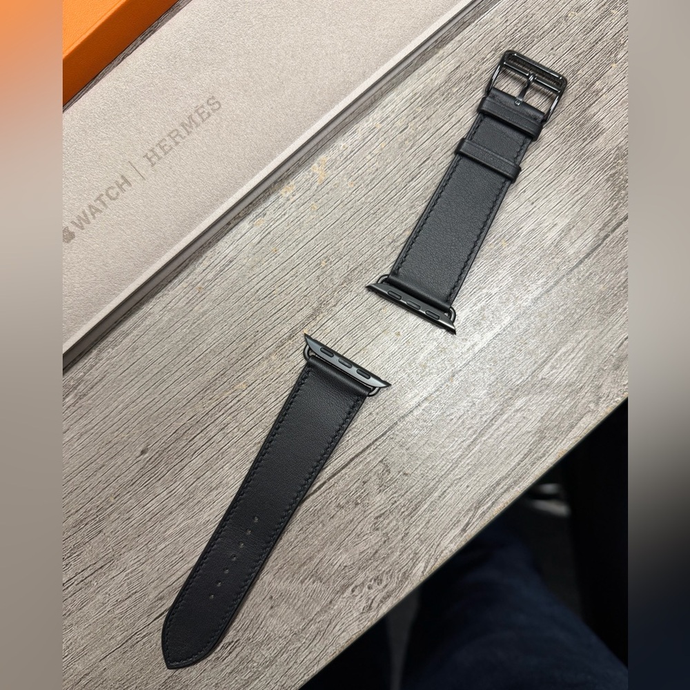 Apple Watch Hermes Noir Swift Leather
Single Tour Band - Picture 8 of 8
